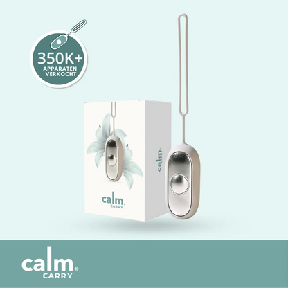 CalmCarry® draagbaar wellnessapparaat helpt angst, stress en slapeloosheid te verlichten met veilige microstroomtechnologie. Ontworpen om het PC8-acupressuurpunt in uw handpalm te stimuleren, bevordert het ontspanning en een betere slaap. Met instelbare intensiteit, automatische timer van 20 minuten, oplaadbare batterij en compact ontwerp voor thuis, op reis of voor het slapengaan. Geschikt voor volwassenen en kinderen onder toezicht, waardoor het een attent wellnesscadeau is.