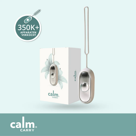 CalmCarry® draagbaar wellnessapparaat helpt angst, stress en slapeloosheid te verlichten met veilige microstroomtechnologie. Ontworpen om het PC8-acupressuurpunt in uw handpalm te stimuleren, bevordert het ontspanning en een betere slaap. Met instelbare intensiteit, automatische timer van 20 minuten, oplaadbare batterij en compact ontwerp voor thuis, op reis of voor het slapengaan. Geschikt voor volwassenen en kinderen onder toezicht, waardoor het een attent wellnesscadeau is.