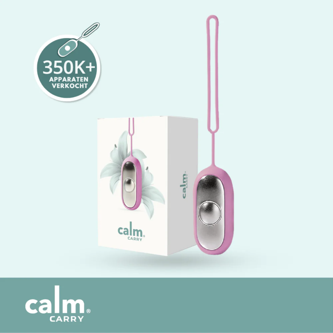 CalmCarry® draagbaar wellnessapparaat helpt angst, stress en slapeloosheid te verlichten met veilige microstroomtechnologie. Ontworpen om het PC8-acupressuurpunt in uw handpalm te stimuleren, bevordert het ontspanning en een betere slaap. Met instelbare intensiteit, automatische timer van 20 minuten, oplaadbare batterij en compact ontwerp voor thuis, op reis of voor het slapengaan. Geschikt voor volwassenen en kinderen onder toezicht, waardoor het een attent wellnesscadeau is.