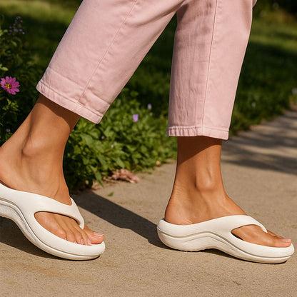 CloudSlides-teenslippers zijn ultralicht en ontworpen met vederlicht EVA-schuim voor maximaal comfort tijdens dagelijks gebruik, stranddagen of ontspanning aan het zwembad. Deze waterdichte teenslippers hebben schokabsorberende zolen om de impact op de voeten en vermoeidheid te verminderen, drogen snel en bieden betrouwbare ondersteuning. Perfect voor het verlichten van voetpijn en combineren duurzaamheid, stijl en comfort in één veelzijdig, ademend ontwerp dat ideaal is om de hele dag te dragen.
