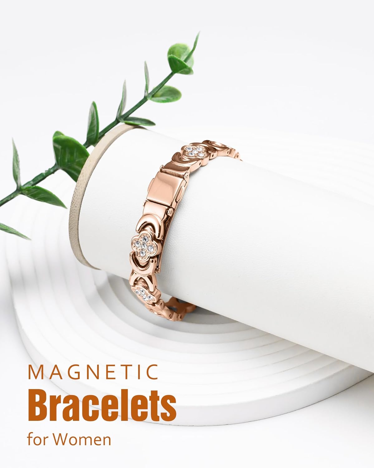 De Lamova koperen armband is voorzien van krachtige magneten van 3800 gauss die zijn ingebed in puur koper, ontworpen om magnetische therapie te bieden voor pijnverlichting en ontstekingsremmende voordelen. Deze elegante armband heeft een verstelbare pasvorm zodat hij comfortabel om elke pols past en heeft een stijlvol ontwerp met een geluksklavertje dat symbool staat voor geluk. Door gezondheidsvoordelen te combineren met verfijnde mode is deze armband perfect voor mensen die op zoek zijn naar natuurlijk w